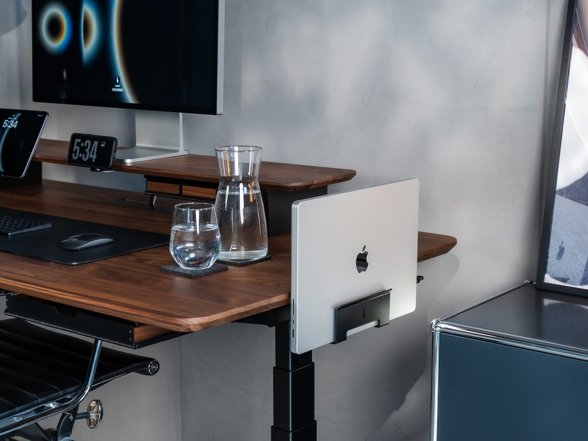 BALOLO Laptop Dock montiert am Desk Cockpit. Inszeniert in modernem Office Setting.