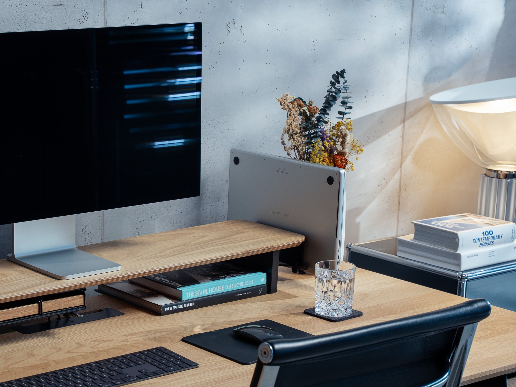 BALOLO Laptop Dock montiert am Setup Cockpit Monitorständer aus Eiche. Workspace ausgestattet mit Apple Studio Display und Macbook modernem Office Setting. @expand