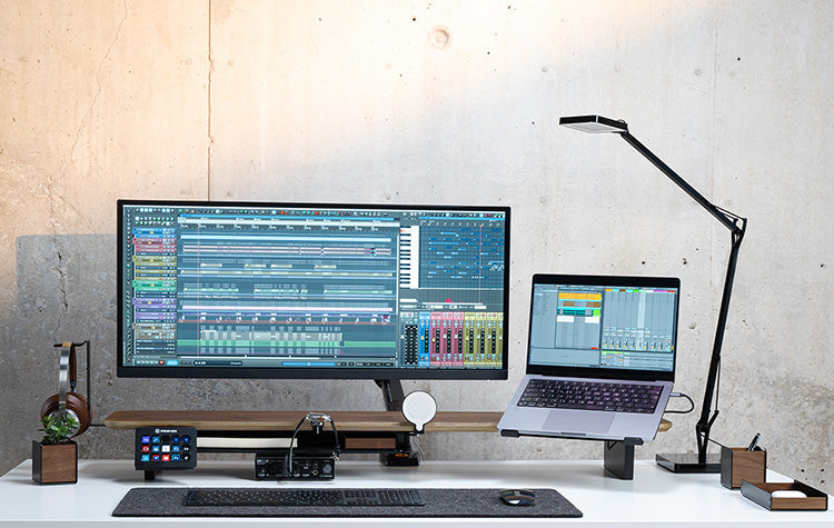 BALOLO, Setup Cockpit, Monitorständer, Monitorerhöhung, modulare Monitorerhöhung, Bürozubehör, Schreibtischzubehör, organisierter Schreibtisch, aufgeräumter Arbeitsplatz, Home Office, Büro, ergonomisches Arbeiten, Arbeiten mit zwei Bildschirmen, Amerikanischer Nussbaum, Nussbaum Holz, Monitorerhöhung aus Holz