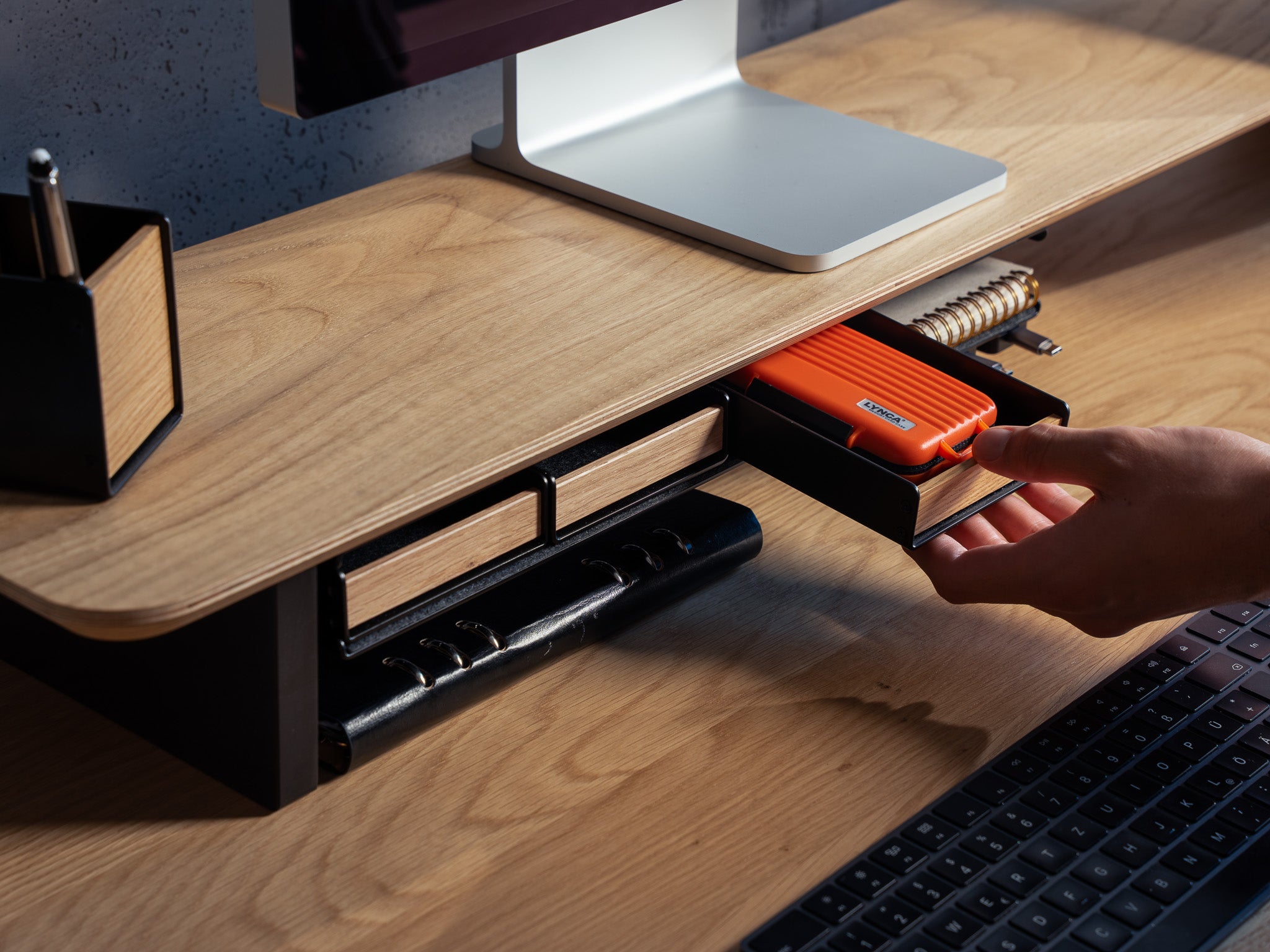 BALOLO Stiftablage Eiche mit große Fach montiert am Setup Cockpit Monitorständer. @expand #material_ Eiche