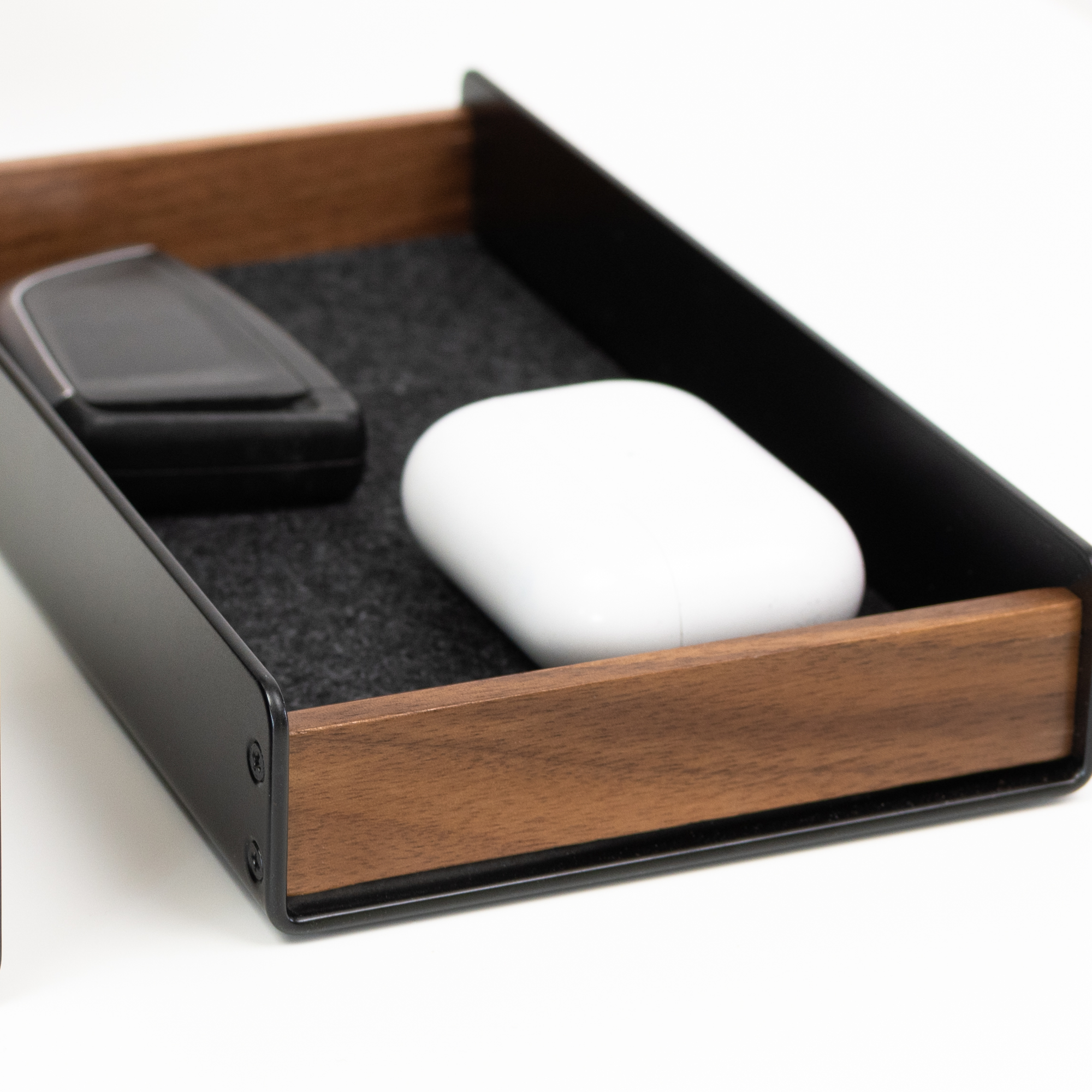 Aufgeräumter Schreibtisch Organisation Ablagefach für Dokumente und Schreibwaren Catchall Tray von balolo aus Holz mit Apple AirPods 