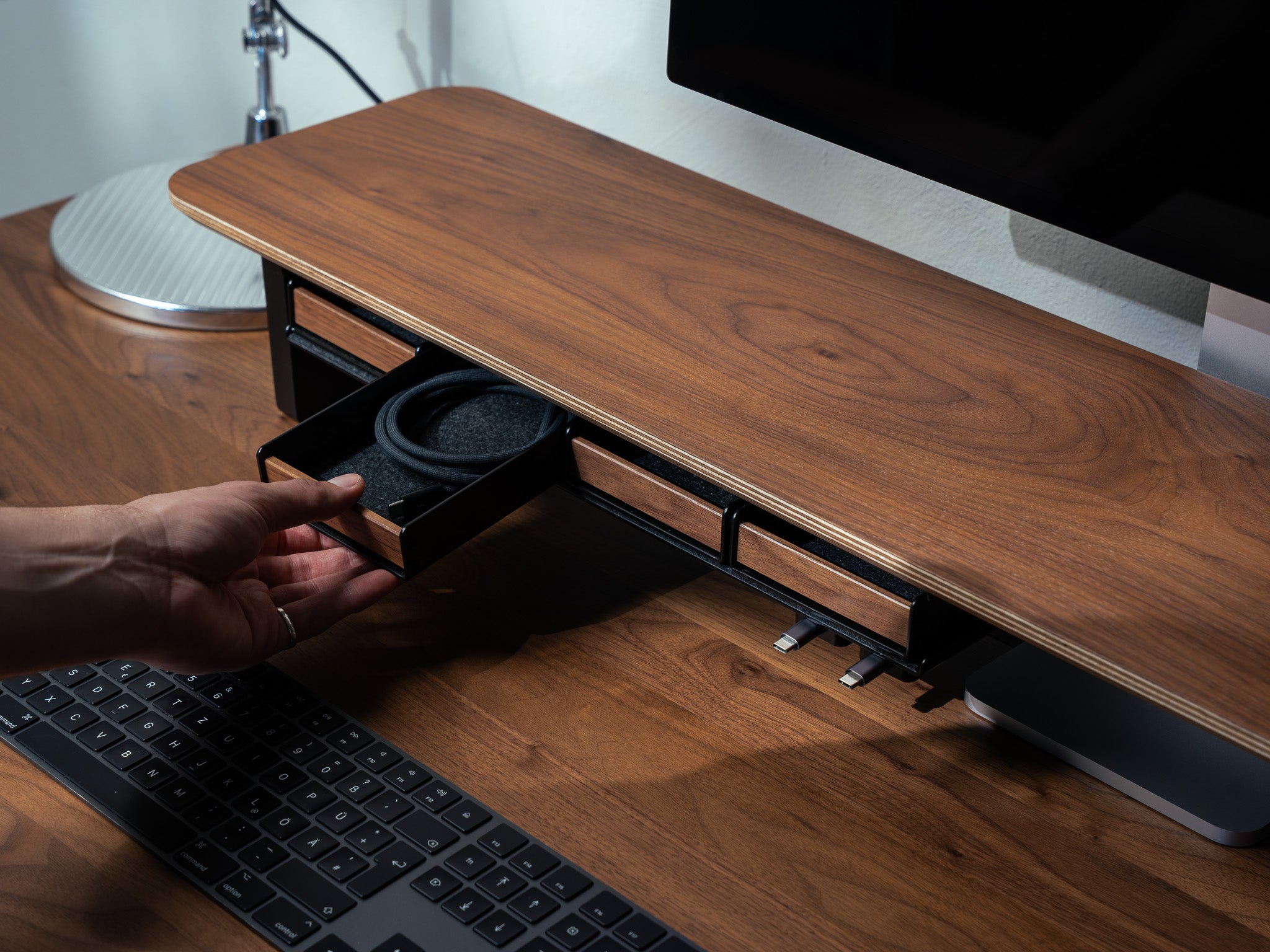 BALOLO Stiftablage Aufbewahrungsbox am Setup Cockpit montiert in einem großen Fach. @expand #material_Amerikanischer Nussbaum
