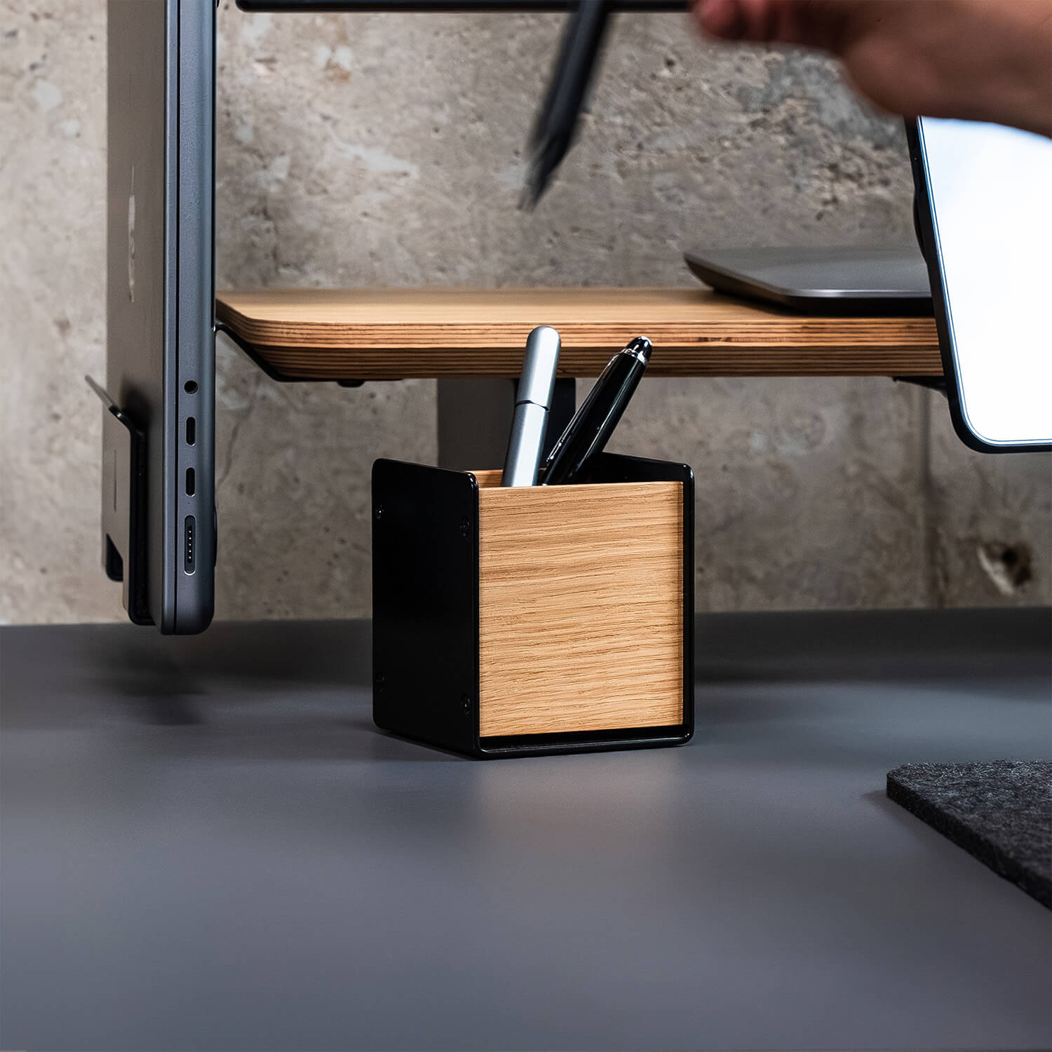 BALOLO, Stifthalter, Stiftbox, Stiftaufbewahrung, Stiftablage, Schreibtischzubehör, organisierter Schreibtisch, aufgeräumter Schreibtisch, Schreibtischorganisation, Home Office, Bürozubehör, Büroausttatung, Büro