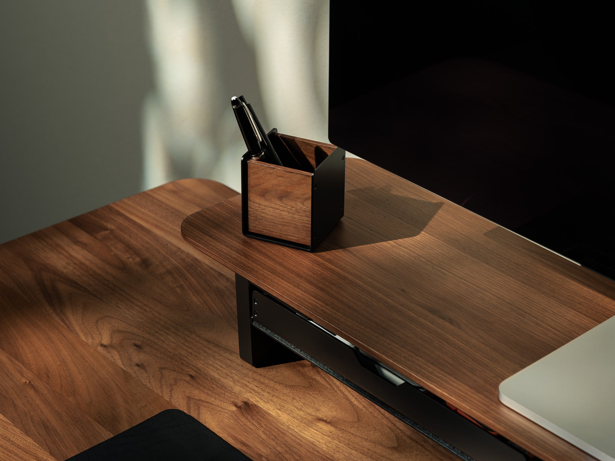 balolo, Stifthalter, Walnussholz, Stiftehalter, Schreibtischzubehör, Stiftablage, Ordnung für Schreibutensilien, Pen holder, Pen organizer, Desk accessory, Pen storage, Organization for desk utensils, office, walnut, @expand #material_Amerikanischer Nussbaum