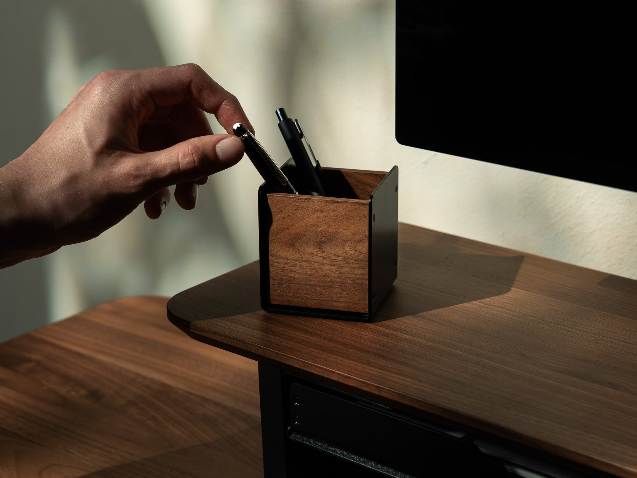 balolo, Stifthalter, Walnussholz, Stiftehalter, Schreibtischzubehör, Stiftablage, Ordnung für Schreibutensilien, Pen holder, Pen organizer, Desk accessory, Pen storage, Organization for desk utensils, office, walnut, #material_Amerikanischer Nussbaum