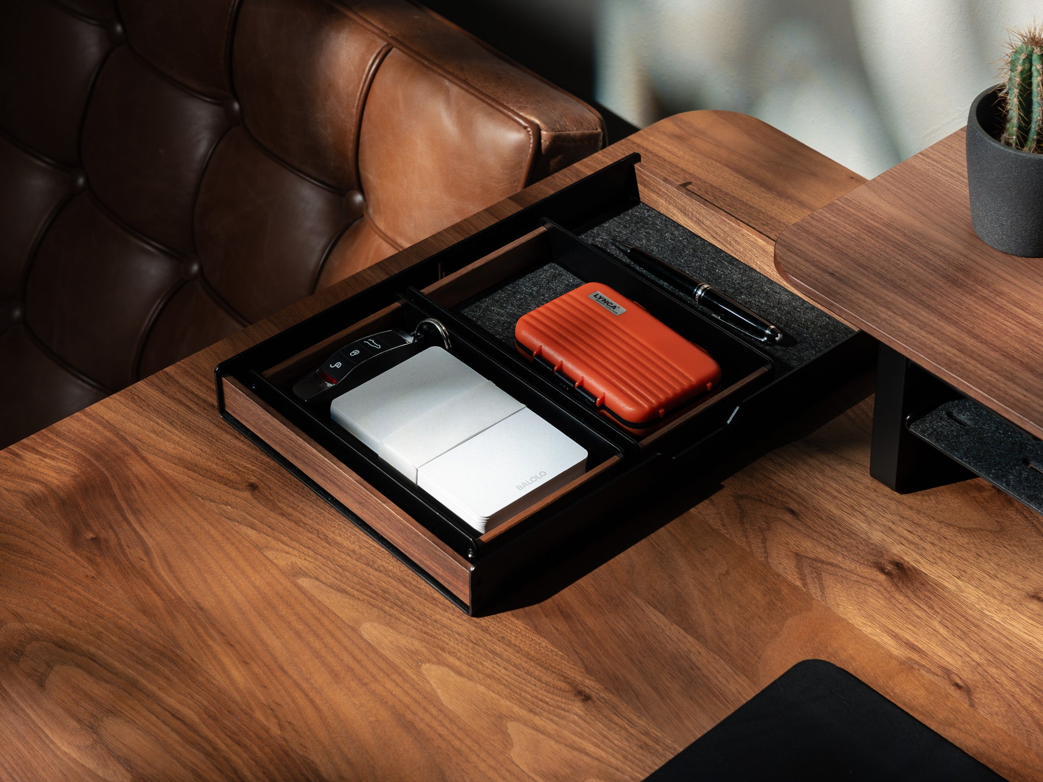 balolo, Stiftablage, Walnussholz, Stifthalter, Schreibtischzubehör, Stiftbehälter, Ordnung für Schreibutensilien, organisierter Schreibtisch, Catch All Tray, pen tray, pen holder, pen organizer, storage for pens, organization for desk utensils, organized desk, walnut @expand  #material_Amerikanischer Nussbaum