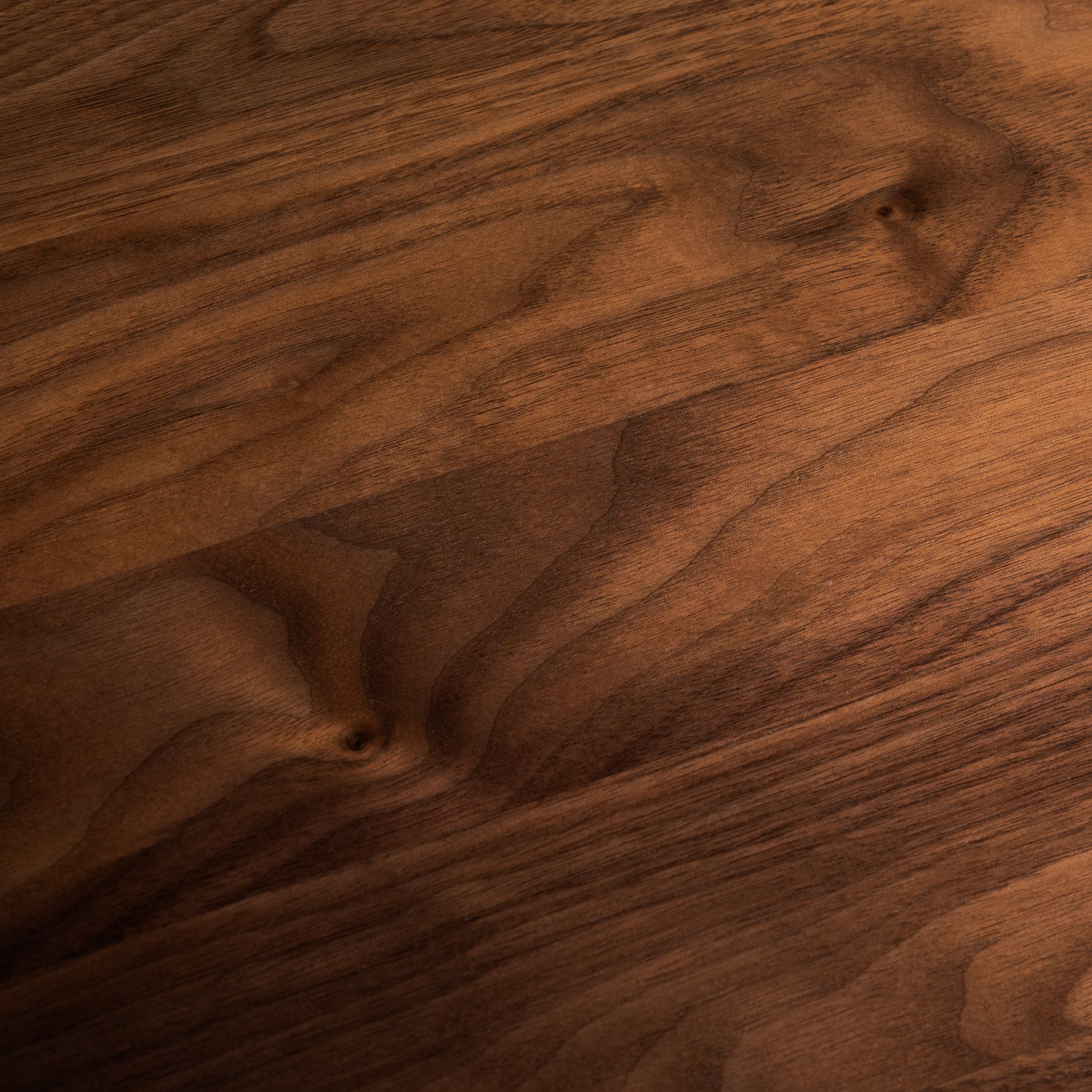 Detailaufnahme der Maserung des BALOLO Schreibtisches in Nussbaum.