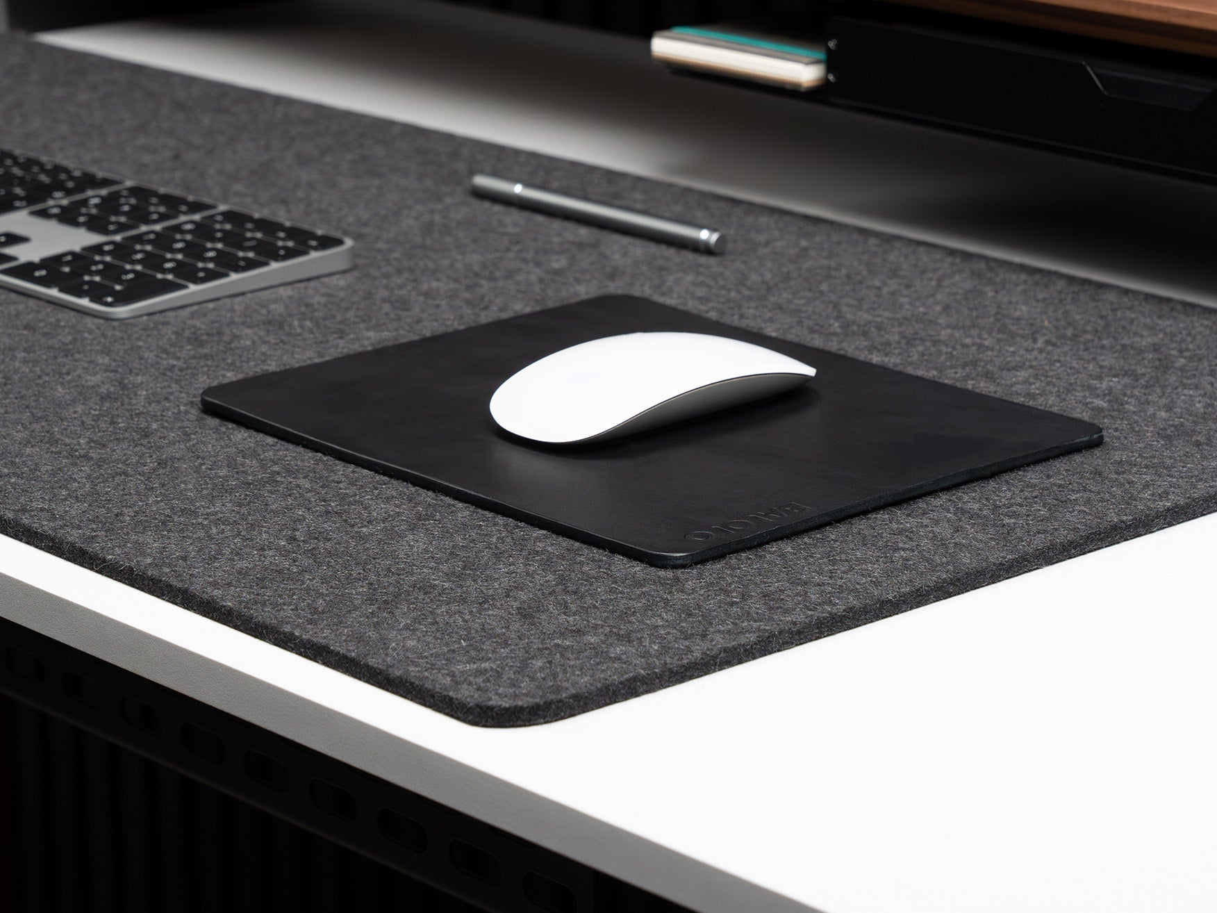 BALOLO, Mauspad, Mouse Pad, Leder Mauspad, Mauspad Leder, Mausunterlage, Leder Mausunterlage, Mauspad für Lasermäuse, aufgeräumter Arbeitsplatz, organisierter Schreibtisch, Schreibtischzubehör, ergonomischer Arbeitsplatz, Monitorerhöhung, Monitorständer, home office, Büro