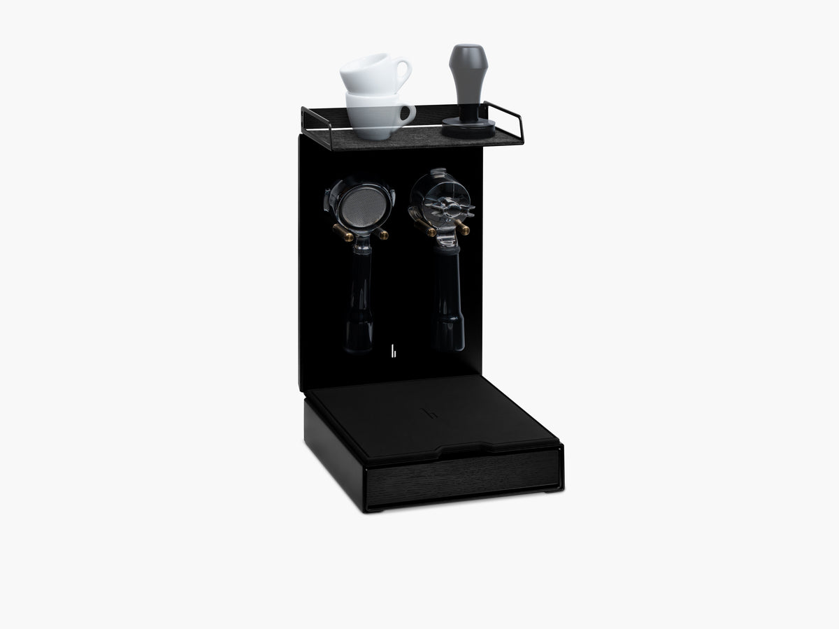 Barista Bar mit schwarzem Eichenholz mit zwei Espressotassen und Tamper auf der Ablage, zwei Portafilter-Halterungen, schublade mit schwarzer Eichenholz-Front  @expand #material_All Black