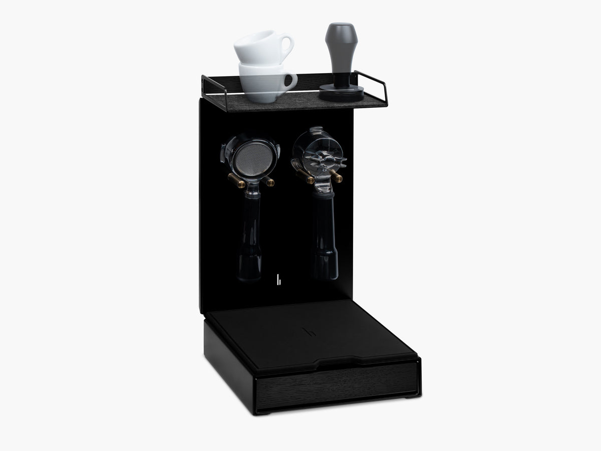Barista Bar mit schwarzem Eichenholz mit zwei Espressotassen und Tamper auf der Ablage, zwei Portafilter-Halterungen, schublade mit schwarzer Eichenholz-Front  @expand #material_All Black