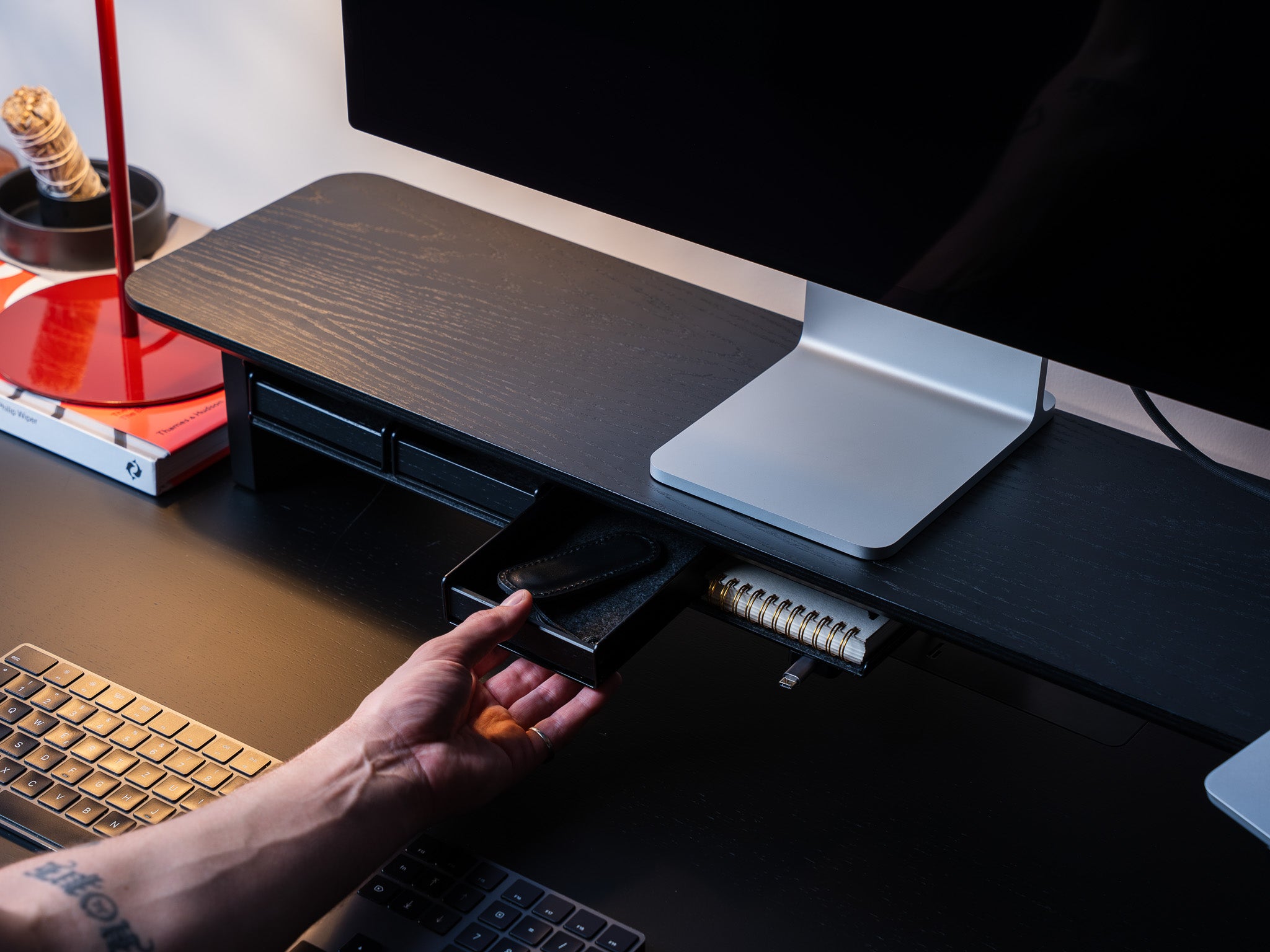 BALOLO Stiftablage mit großem Fach montiert an Setup Cockpit Monitorständer. @expand #material_All Black
