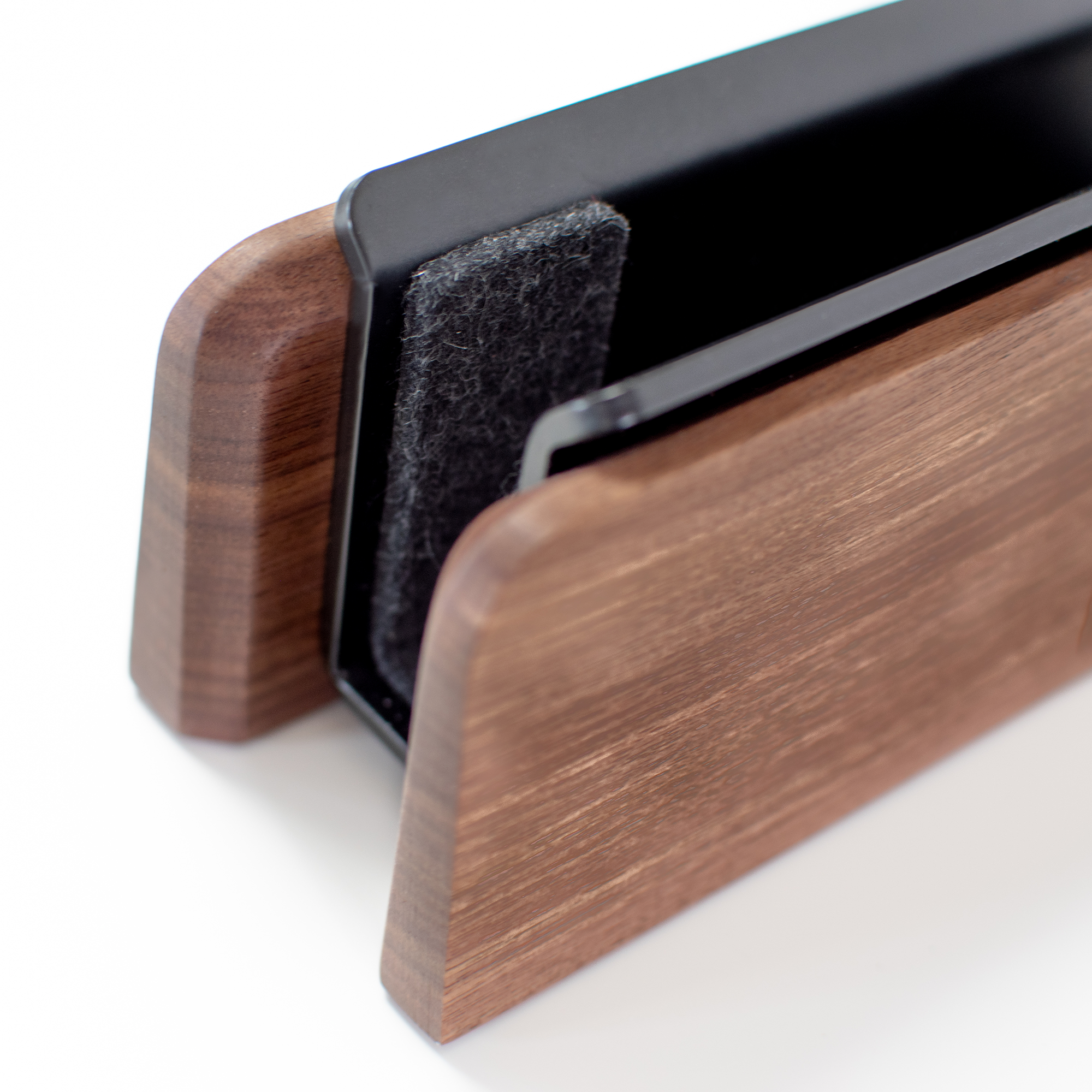 Vertikales Laptop Dock aus Holz mit Wollfilz passen als Halterung für Apple Macbook Pro MacBook Air Lenovo Thinkpad Microsoft Surface Laptop ASUS ZenBook und viele weitere Laptops und Notebooks
