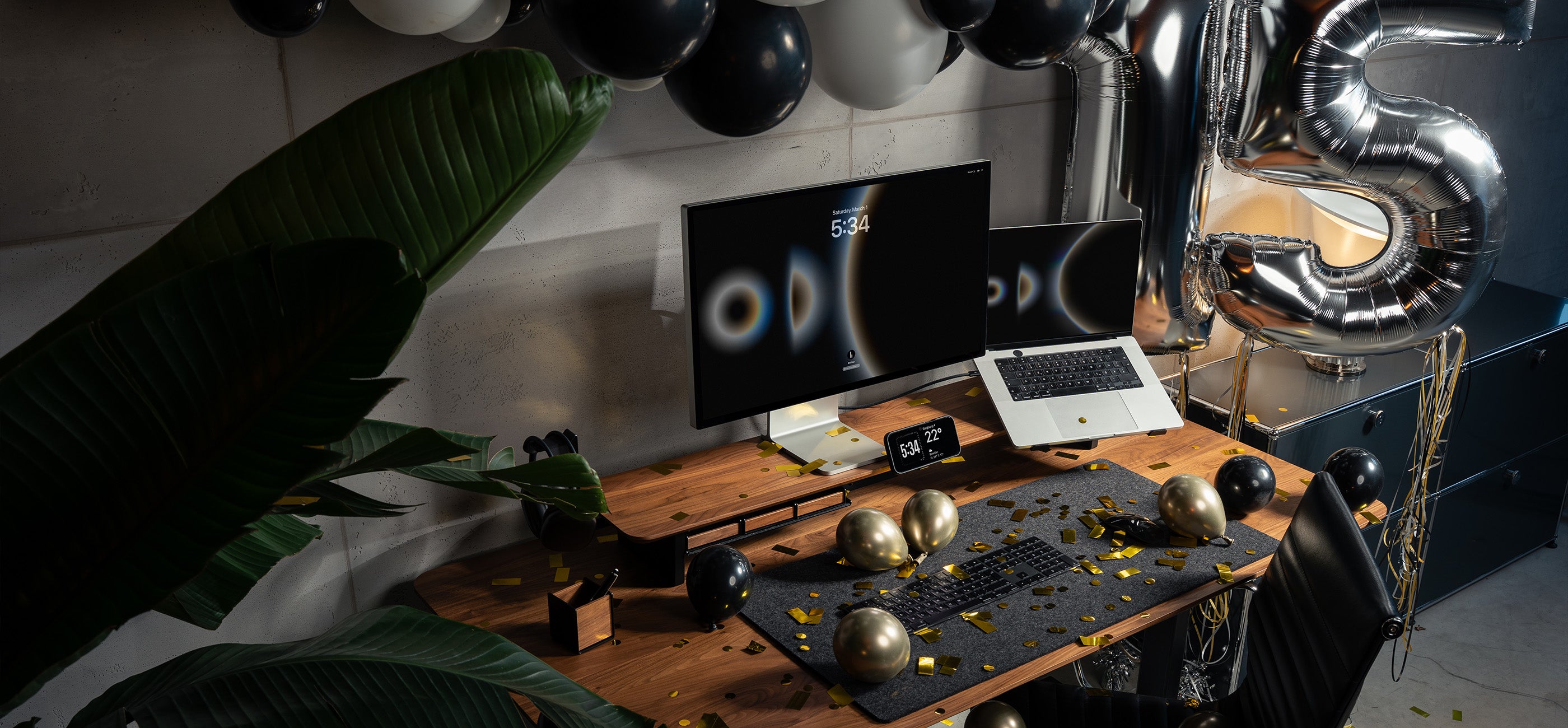 BALOLO Setup Cockpit Monitorständer auf BALOLO Desk Cockpit in modernem Office Setting. Dekoriert mit Ballons und Konfetti im Black Friday Stil.