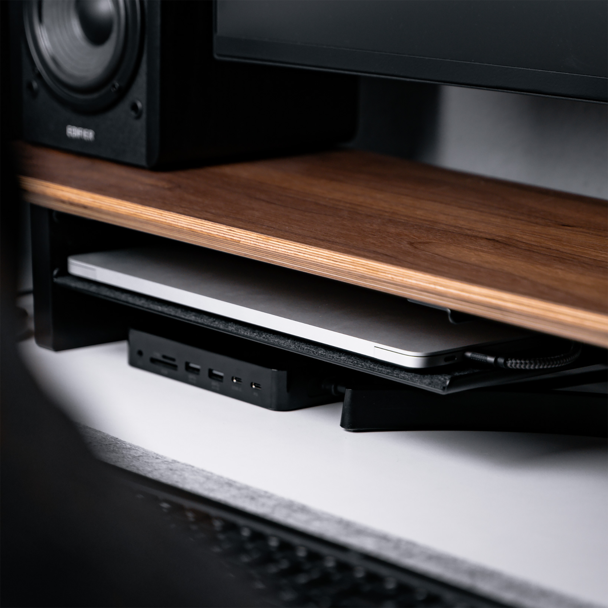 fach catch all tray für balolo Monitorerhöhung setup cockpit aus holz Monitorständer mit Zubehör für einen aufgeräumten Schreibtisch im Büro und Homeoffice