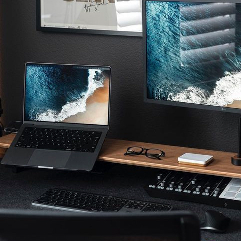 Schreibtisch Setup mit Laptop und Monitor, Monitorerhöhung und Tastatur Work from home Homeoffice monitor stand desk shelf laptop stand balolo