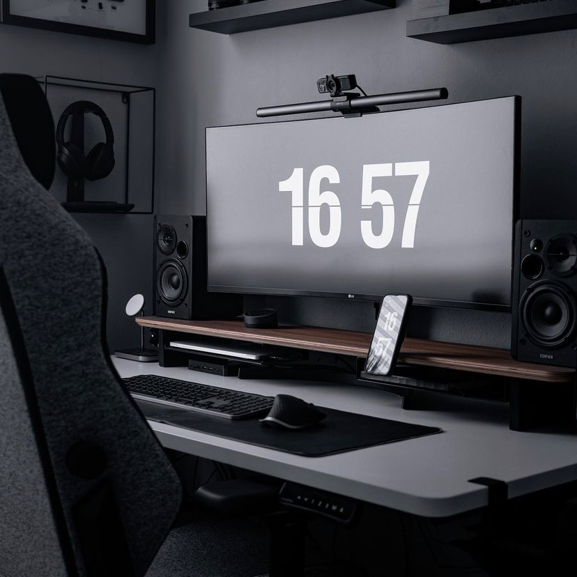 Setup Cockpit Medium – The Monitor Stand that fits every Desk