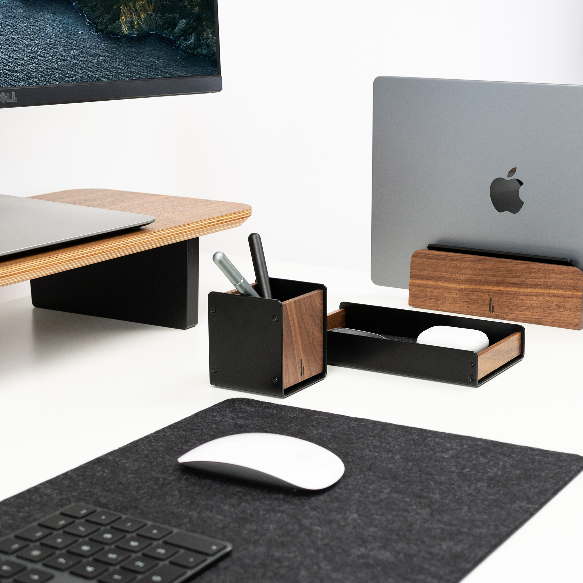 Schreibtisch mit Deskpad, Monitorerhöhung aus Holz, Stiftehalter, Desk Catchall Tray und Laptophalter von balolo