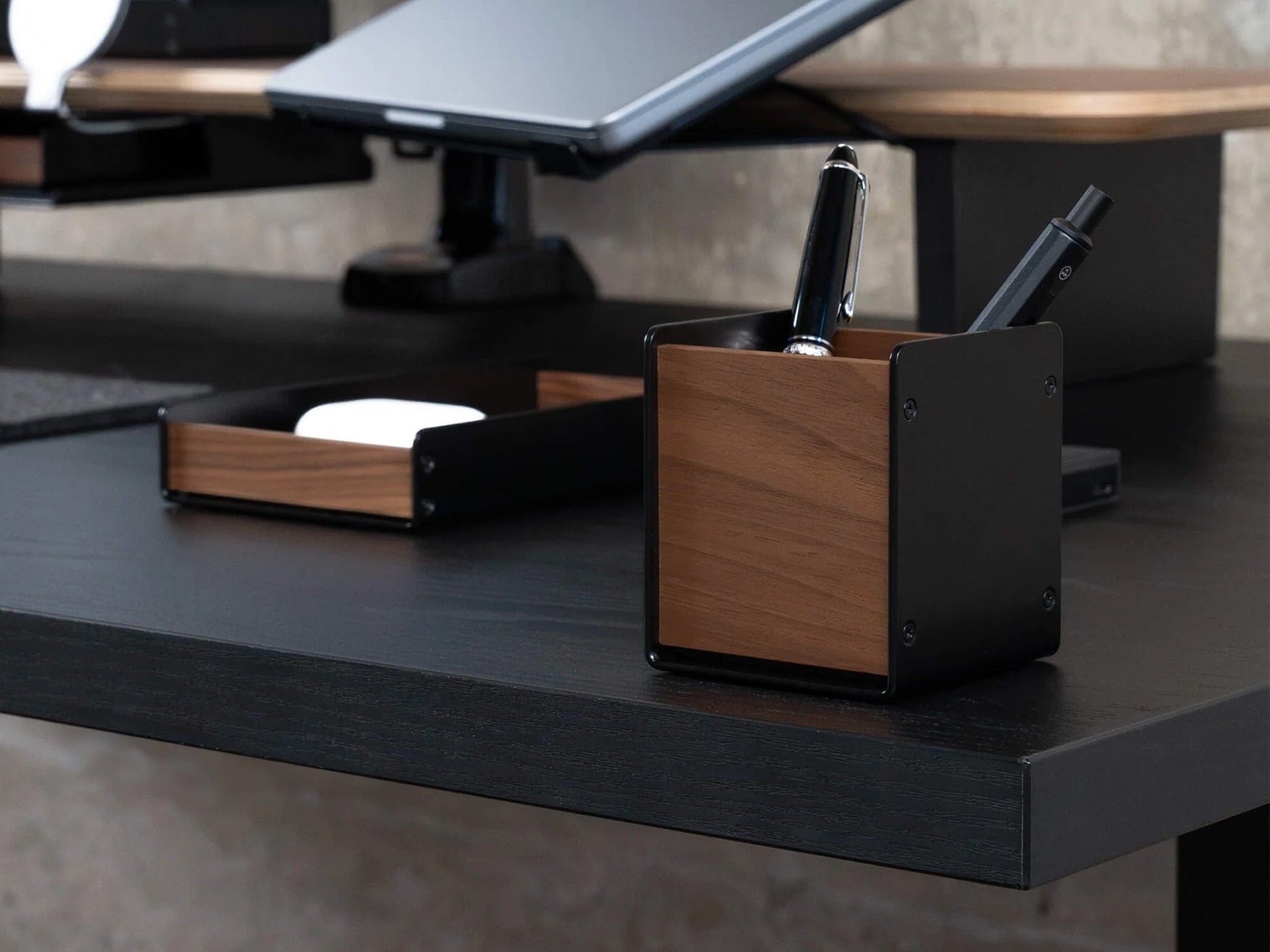 balolo, Stifthalter, Walnussholz, Stiftehalter, Schreibtischzubehör, Stiftablage, Ordnung für Schreibutensilien, Pen holder, Pen organizer, Desk accessory, Pen storage, Organization for desk utensils, office, walnut, @expand #material_Amerikanischer Nussbaum