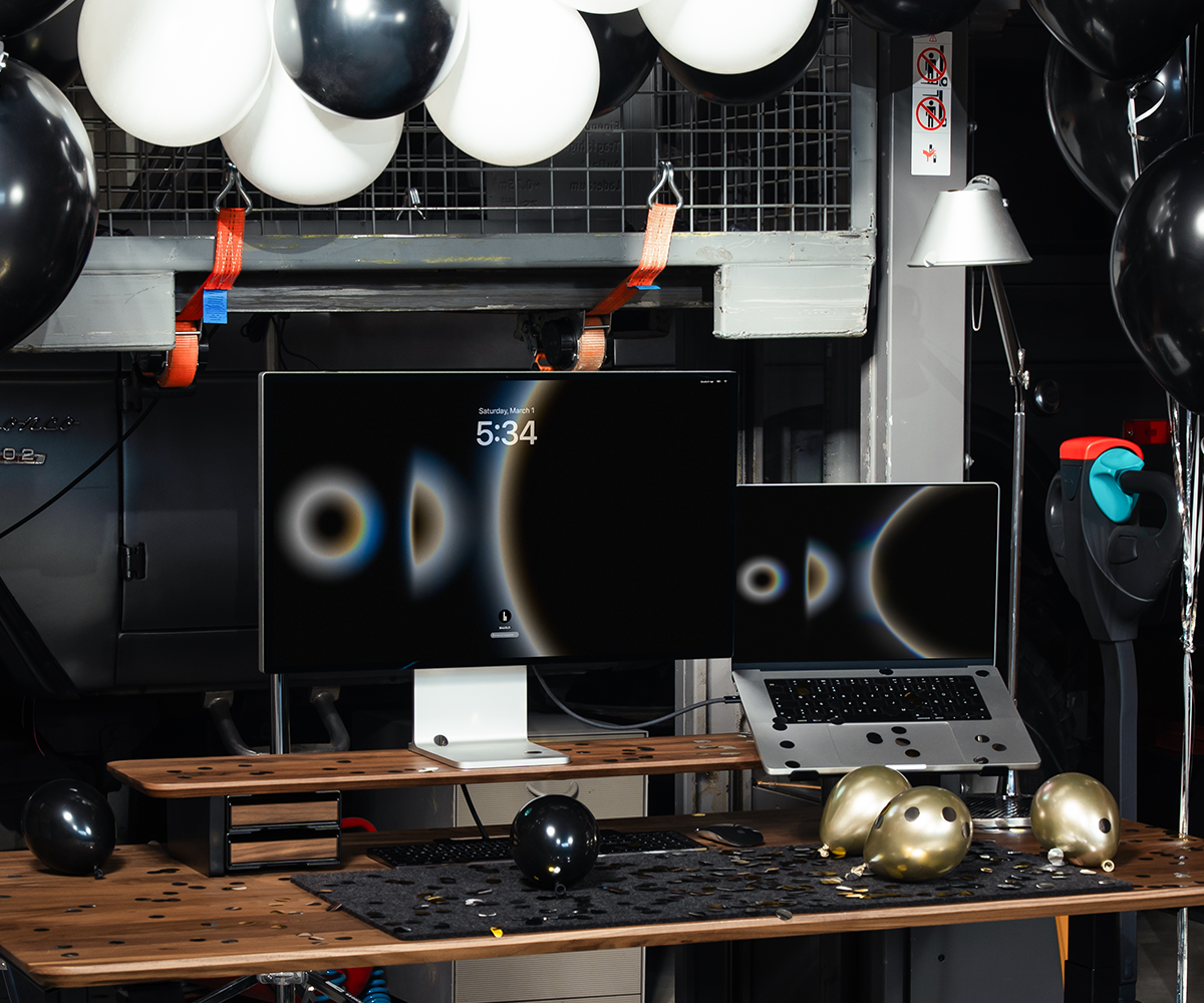 BALOLO Setup Cockpit Monitorständer in industriellen Setting dekoriert mit Ballons und Konfetti.