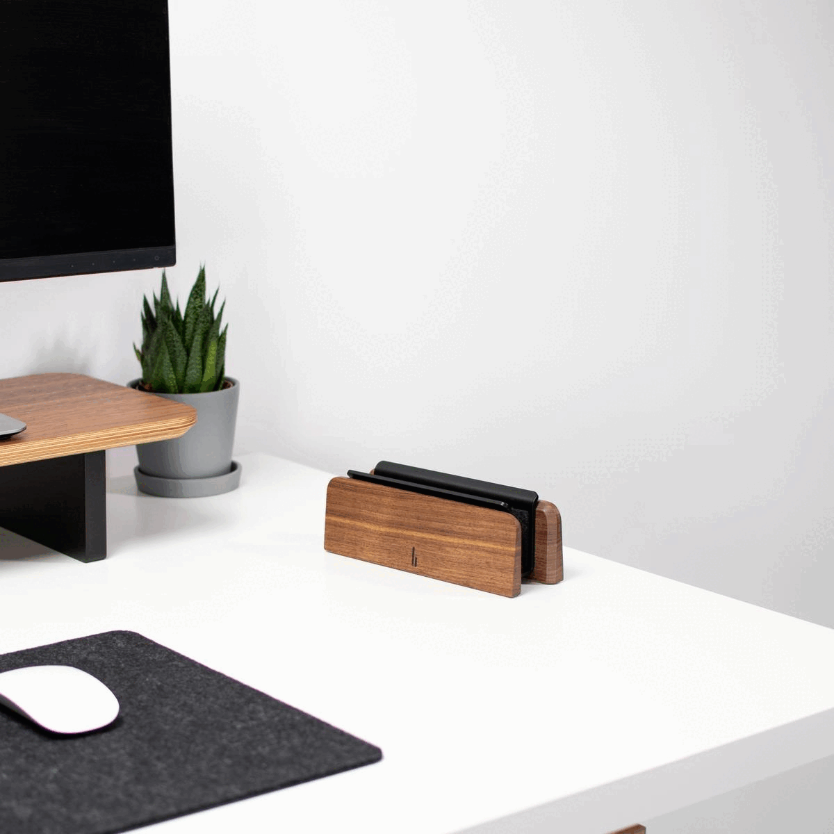 Schreibtisch Setup mit balolo Setup Cockpit Monitorständer aus Holz und Laptophalter Laptop Dock aus Holt Vertikaler Laptopständer Halterung mit Apple Macbook Pro 14 2021 und Apple Mouse 