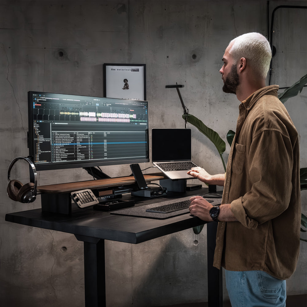 BALOLO, Setup Cockpit, Monitorständer, Monitorerhöhung, modulare Monitorerhöhung, Bürozubehör, Schreibtischzubehör, organisierter Schreibtisch, aufgeräumter Arbeitsplatz, Home Office, Büro, ergonomisches Arbeiten, Arbeiten mit zwei Bildschirmen
